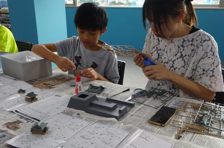 親子で力を合わせて高島城のプラモデルを組み立てています。