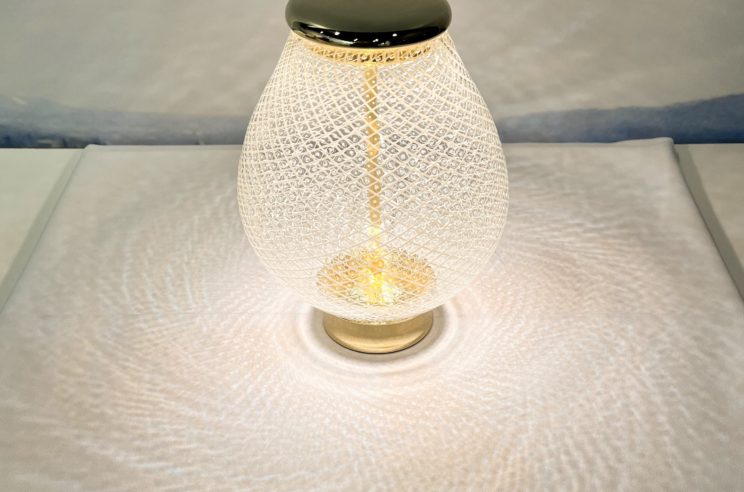 ガラスシェードを透過した光は、ガラス素材内部に包含された網目模様と気泡により、外周部に繊細な螺旋状の陰影を映し出します。